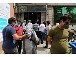 İran'da Kovid-19 vakalarındaki artış sonrası halk test merkezlerinde kuyruklar oluşturuyor