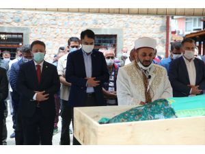 Rize'deki sel ve heyelanda hayatını kaybeden kadının cenazesi toprağa verildi