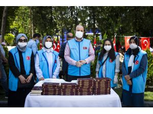 Türkiye Diyanet Vakfı, 15 Temmuz Şehitliği'nde 251 Kur'an-ı Kerim dağıttı
