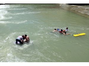 Bayburt'ta Çoruh Nehri'ne cip devrildi: 6 yaralı