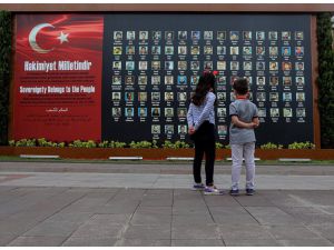 Vatandaşlar, 15 Temmuz'da İBB binası önünde şehit düşen kahramanları andı