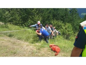 Sinop’ta 200 metrelik uçuruma devrilen otomobilin sürücüsü yaralandı