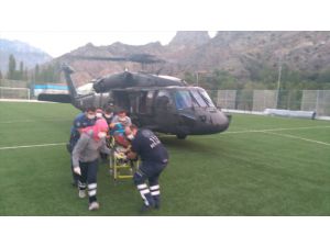 Yaralı dağcı askeri helikopterle kurtarıldı