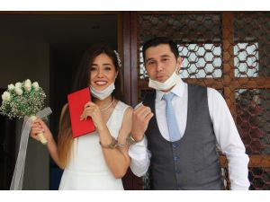 Komiser yardımcısı çifte nikah töreninde "kelepçe" takıldı