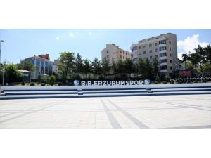 Erzurum'un Havuzbaşı Kent Meydanı mavi-beyazlı renklerle süslendi