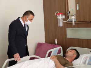 Siirt Valisi Hacıbektaşoğlu'dan terör operasyonunda yaralanan polisleri ziyaret etti