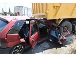 Manisa'da kamyona çarpan otomobildeki 2 kişi yaralandı
