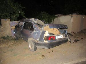 Afyonkarahisar’da otomobil bahçe duvarına çarptı: 2 yaralı