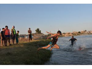 Kerküklüler hava sıcaklığının artmasıyla serinlemek için soluğu Zap Nehri'nde alıyor