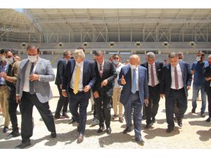 TFF Başkanı Özdemir, Hatay'daki yeni stadyumda incelemelerde bulundu