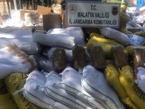 Malatya'da kargo aracında 8,5 ton kaçak tütün ele geçirildi