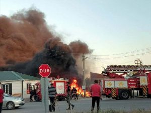 Elazığ'da inşaat malzemelerinin bulunduğu depoda yangın