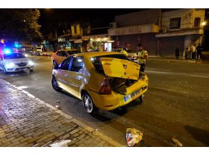 İzmir'de trafik kazası: 1'i polis 2 yaralı