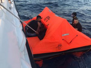 İzmir'de Türk kara sularına geri itilen 36 sığınmacı kurtarıldı