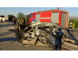 Afyonkarahisar'da yolcu otobüsü ile otomobil çarpıştı: 1 ölü