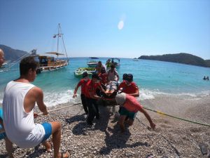 Fethiye'de denize düşen yamaç paraşütü pilotu ağır yaralandı