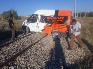 Kırıkkale'de akaryakıt yüklü tren ile minibüs çarpıştı