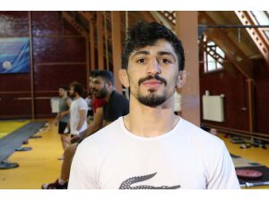Milli güreşçi Kerem Kamal minderde "olimpiyat vizesi" için ter dökecek