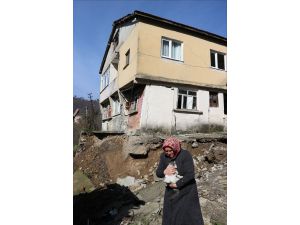 Heyelanda evi zarar gören aile yardım bekliyor