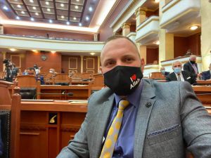 Arnavutluk milletvekili, "I Love Allah" yazılı maskeyle Meclis oturumuna katıldı