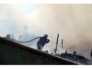 Konya'da tekstil dükkanlarının bulunduğu iş hanında çıkan çatı yangını söndürüldü