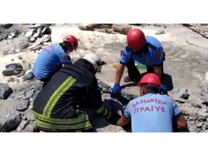 Gaziantep'te göçük altında kalan 2 işçi kurtarıldı