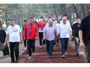 Binali Yıldırım Ümraniye'de gençlerle sabah yürüyüşü yaptı