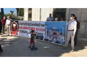 Ayasofya-i Kebir Camii açılışına gelenler Fatih Sultan Mehmet Türbesi'ni ziyaret ediyor