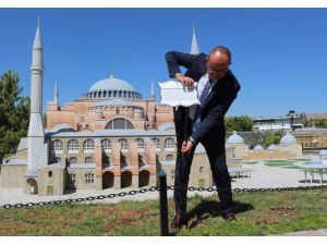 80 Binde Devr-i Alem Parkı'ndaki "Ayasofya" minyatürünün tabelası değiştirildi
