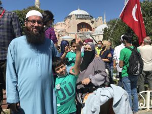 Ayasofya-i Kebir Cami-i Şerifi'nde namaz kılmak için ailesiyle Keşmir'den geldi