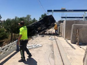 Afyonkarahisar'da kamyonet devrildi: 1 yaralı
