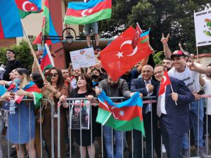 Çekya’da Azerbaycan ve Türkiye Türklerinden Ermenilere karşı protesto