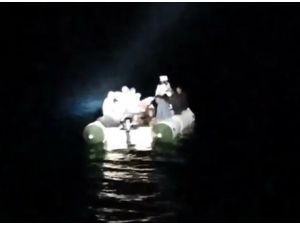 Çanakkale açıklarında Türk kara sularına itilen 28 sığınmacı kurtarıldı