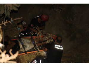 Antalya'da falezlerden düşerek mahsur kalan kişi kurtarıldı