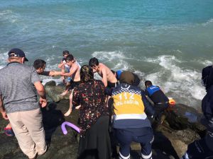 Kastamonu'da çeken akıntıya kapılan iki çocuk boğulma tehlikesi geçirdi