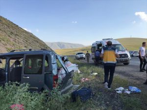 Ağrı'da kamyonetin devrilmesi sonucu aynı aileden 5 kişi yaralandı