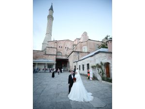 Yurt dışından gelip Ayasofya-i Kebir Cami-i Şerifi'ni gelinlik ve damatlıkla ziyaret ettiler