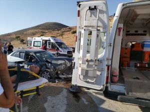 Siirt'te otomobil ile kamyonet çarpıştı: 6 yaralı