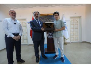 İstanbul Müftüsü Maşalı, hafızlığını tamamlayan ve LGS'de dereceye giren öğrenciyi ödüllendirdi