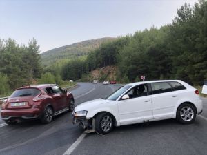 Antalya'da 2 otomobil çarpıştı: 3 yaralı