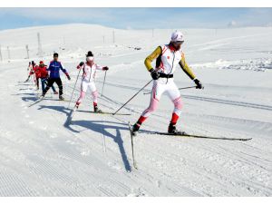 Kayaklı koşucular Ardahan'da mutlu