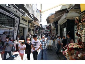 Eminönü'nde Kurban Bayramı arifesinde alışveriş hareketliliği