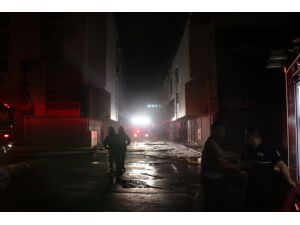 İzmir'de iş yerinde çıkan yangın bitişikteki 4 dükkana sıçradı