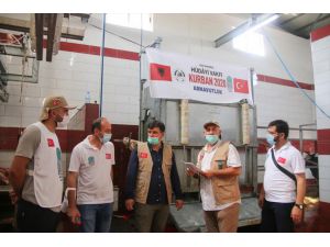 Hüdayi Vakfı desteğiyle Arnavutluk'ta 35 bin paket kurban eti dağıtıldı