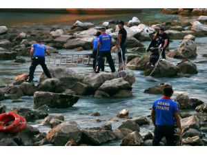 Adana'da su seviyesi yükselen nehirde mahsur kalan çift kurtarıldı