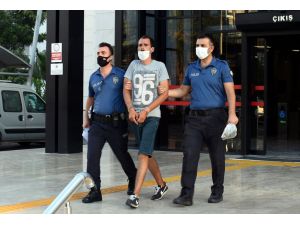 Antalya'da iki çocuğun bulunduğu otomobili çalmaya çalışan zanlı tutuklandı