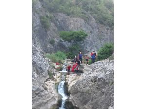 Kocaeli'de doğa yürüyüşünde kayalıklardan düşen kadın kurtarıldı