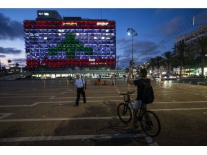 Tel Aviv Belediye binası Lübnan bayrağıyla aydınlatıldı