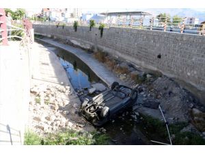 Kayseri'de otomobil kanala devrildi: 2 yaralı