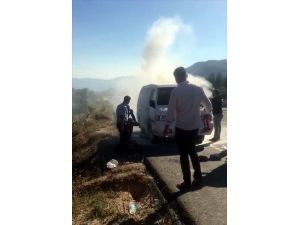 Karabük'te seyir halindeki kamyonet yandı